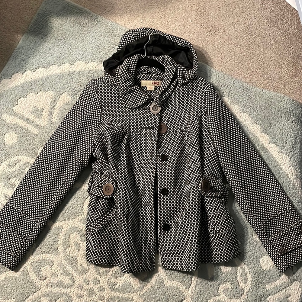 Dark brown/blackish jacket. Buttons are brown, but hood is black